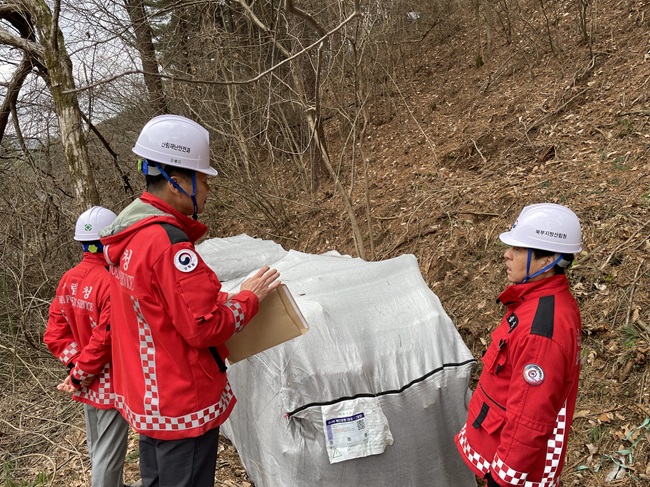 ▲ 북부지방산림청이 지난 1일 강원 홍천군 소재 소나무재선충병 방제사업장을 방문해 사업 추진상황과 안전관리 실태에 대한 현장점검을 실시했다. ⓒ북부지방산림청