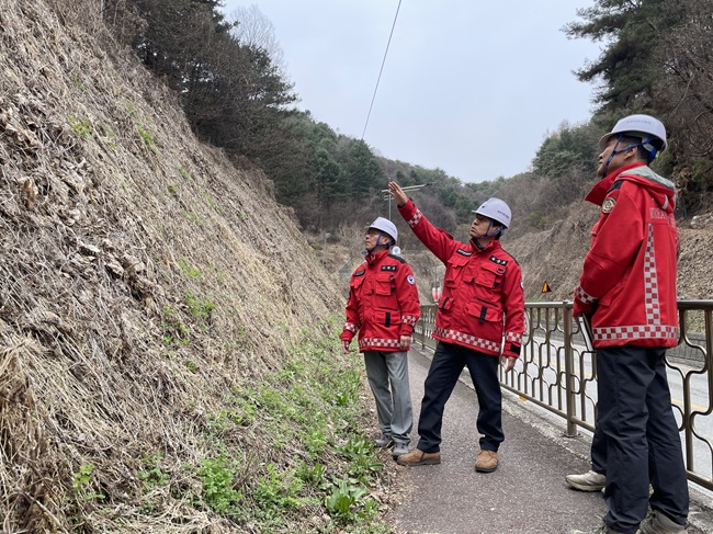 ▲ 북부지방산림청이 지난 1일 강원 홍천군 소재 소나무재선충병 방제사업장을 방문해 사업 추진상황과 안전관리 실태에 대한 현장점검을 실시했다. ⓒ북부지방산림청