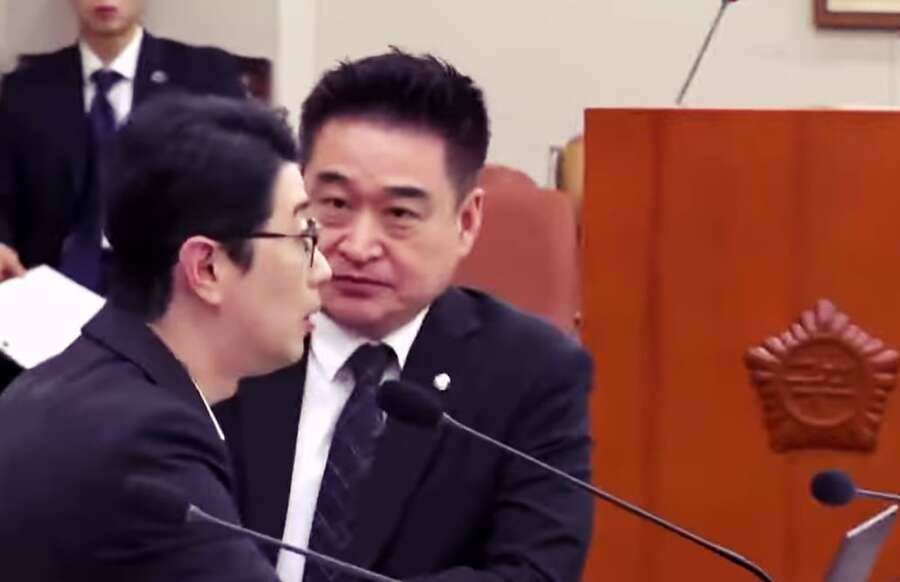 ▲ 국힘 주진우 의원의 발언을 방해하는 저급스런 행동을 한 최혁진 의원. 이런 추태를 자랑하려고 동영상으로 촬영, 스스로 유튜브에 올렸다. 이런 행태의 소유자가 교회를 마음대로 해산시킬 수 있도록 하는 민법 개정안을 발의했다. ⓒ 유튜브 화면 갈무리