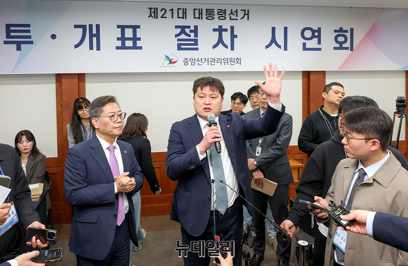 ▲ 박주현 변호사가 25년 4월10일 오후 경기 과천시 중앙선거관리위원회에서 열린 21대 대선 (사전)투·개표 절차 시연회에서 투표함에 부착되는 특수봉인지 관련 항의를 하고 있다. (경기 과천=서성진 기자)