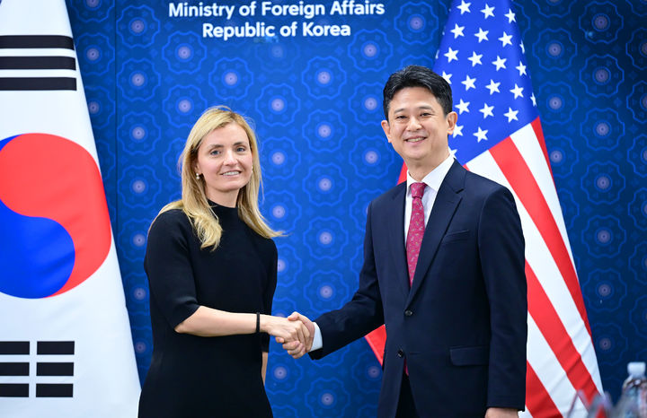 ▲ 방한한 사라 로저스 미국무부 공공외교 담당 차관이 외교부 임성우 공공외교대사와 만나 미국의 우려를 전달했다. ⓒ 뉴시스