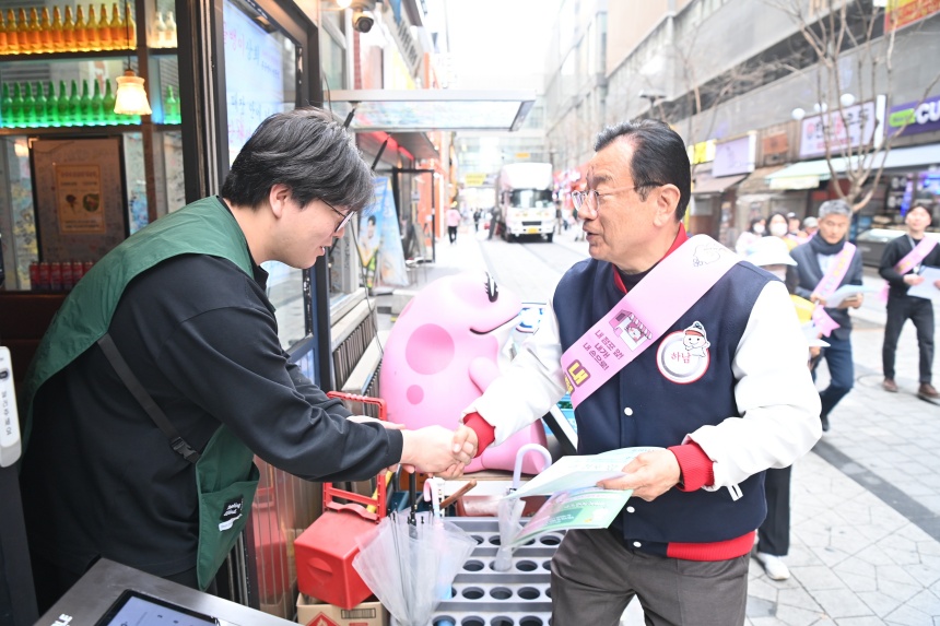 ▲ 하남시는 1일 미사역 시계탑 및 미사호수공원 일대에서‘내 점포 앞 치우기’캠페인을 전개했다 ⓒ하남시 제공