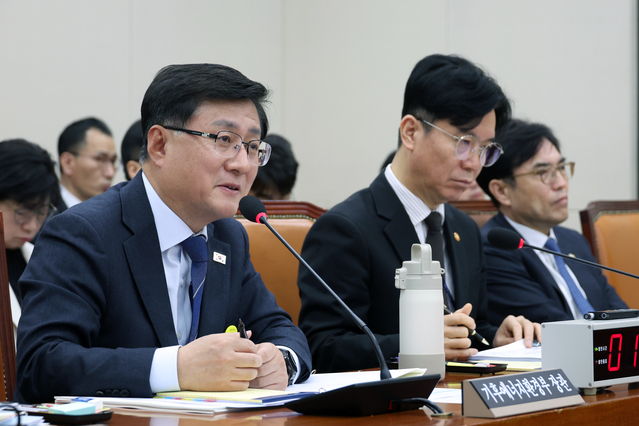 ▲ 김성환 기후에너지환경부 장관이 2일 서울 여의도 국회에서 열린 기후에너지환경노동위원회 전체회의에서 의원 질의에 답하고 있다. 2026.04.02. ⓒ뉴시스