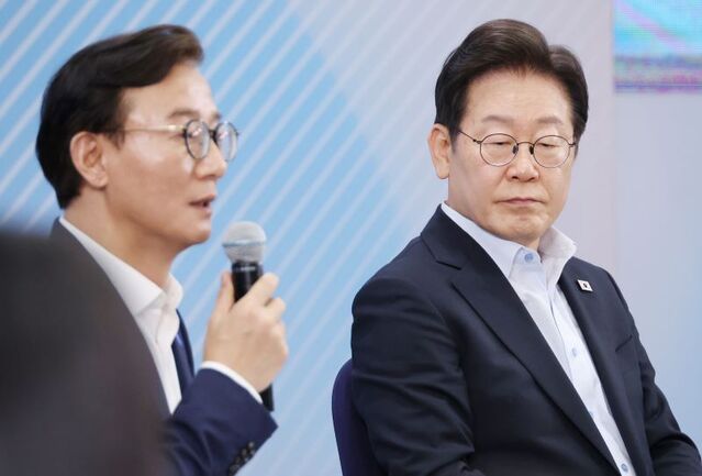 ▲ 이재명 대통령이 지난해 7월 25일 부산 부경대에서 열린 타운홀미팅 '부산의 마음을 듣다' 지역 주민 간담회에서 전재수 당시 해양수산부 장관의 발언을 듣고 있다. ⓒ뉴시스