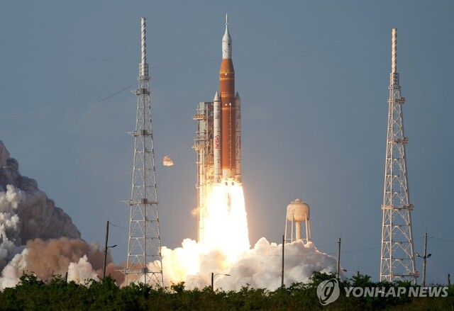 ▲ 1일(현지시각) 오후 6시 35분 미국 플로리다주 케네디 우주 센터에서 발사되는 아르테미스Ⅱ 로켓. 출처=UPIⓒ연합뉴스
