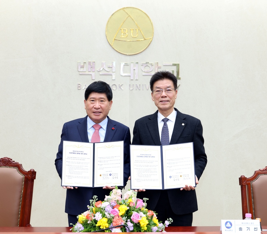 ▲ 백석대학교에서 열린 ‘인성인재양성 협력을 위한 업무협약식’에서 충남도의회 홍성현 의장(왼쪽)과 백석대 송기신 총장이 협약서를 들고 기념촬영을 하고 있다.ⓒ충남도의회