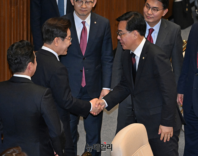 ▲ 이재명 대통령이 2일 서울 여의도 국회에서 2026년도 제1회 추가경정예산안에 대한 시정연설을 마친 뒤 야당 의석으로 찾아가 국민의힘 의원들과 인사하고 있다. ⓒ 사진=공동취재단