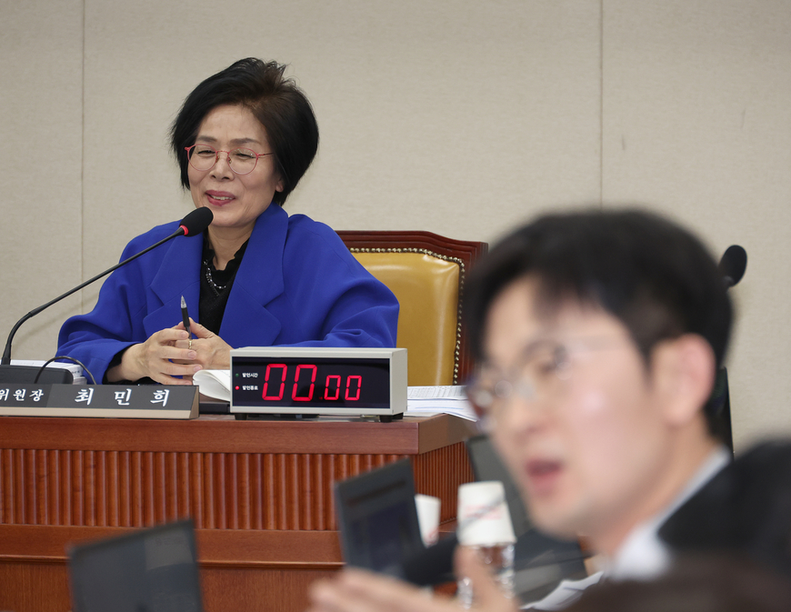 ▲ 최민희 국회 과학기술정보방송통신위원회 위원장이 지난 1일 오전 서울 여의도 국회에서 열린 고광헌 방송미디어통신심의위원회 위원장 후보자에 대한 인사청문회에서 박충권 국민의힘 의원의 질의를 들으며 실소하고 있다. ⓒ뉴시스