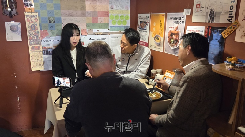 ▲ 오세훈 서울시장이 2일 오전 서울 도봉구 쌍리단길 민생현장방문에서 시장상인과 식사를 하며 대화를 나누고 있다. ⓒ김승환 기자