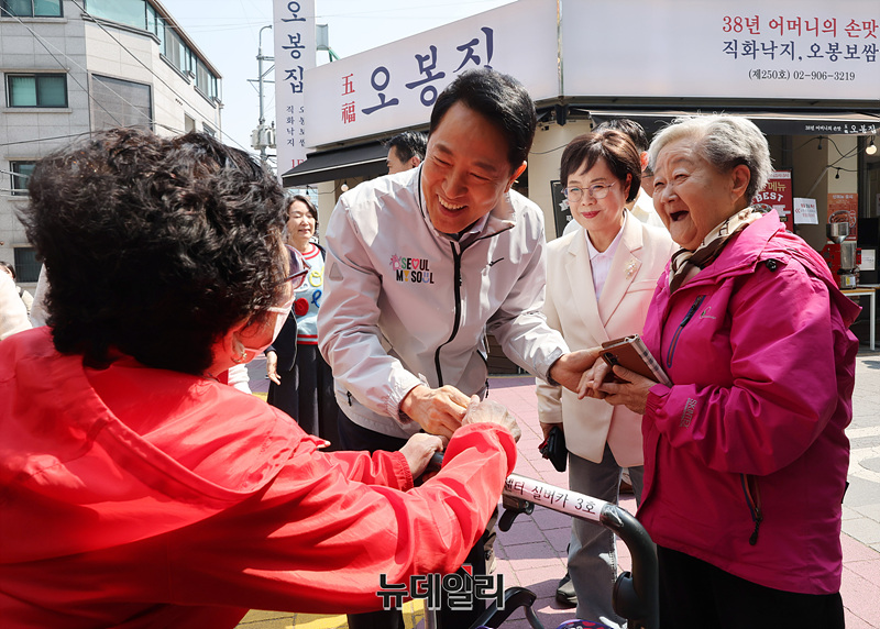 ▲ 오세훈 서울시장이 2일 오전 서울 도봉구 쌍문동 쌍리단길 상권을 찾아 민행현장 방문을 하고 있다. ⓒ서성진 기자