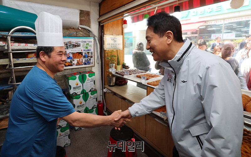▲ 오세훈 서울시장이 2일 오전 서울 도봉구 쌍리단길 민생현장방문에서 시장상인과 대화를 나누고 있다. ⓒ서성진 기자
