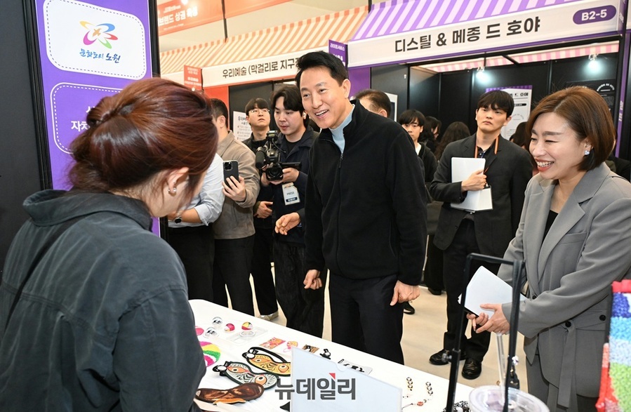▲ 오세훈 시장이 지난달 26일 동대문디자인플라자(DDP)에서 열린 '서울시 소상공인 힘보탬 박람회'에서 참여 소상공인과 이야기를 나누고 있다. ⓒ서울시