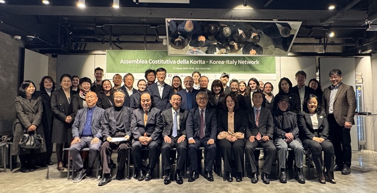 ▲ 한국-이탈리아 네트워크 창립총회에서 참석자들이 기념사진을 촬영하고 있다.ⓒ한국외대