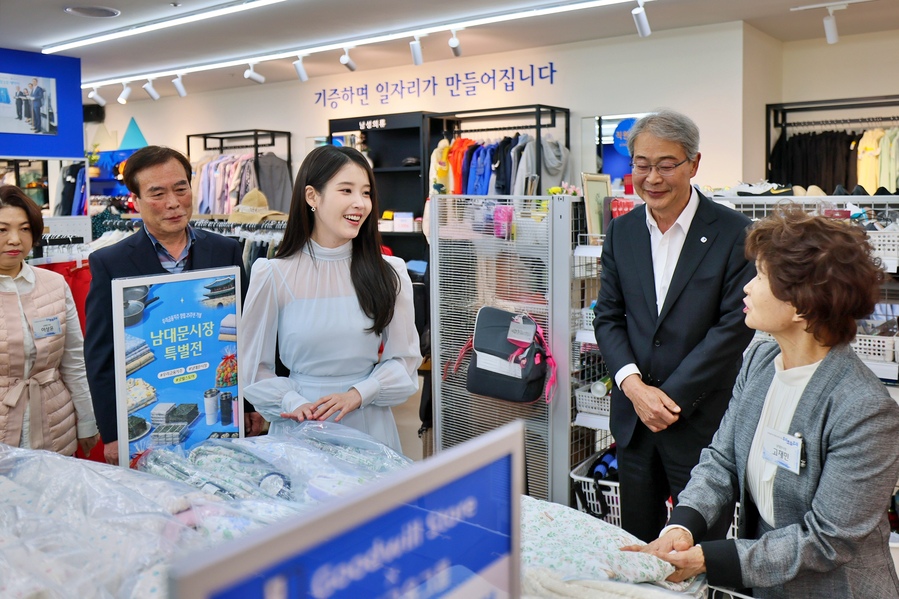 ▲ 우리금융그룹 창립 25주년을 맞아 굿윌스토어 밀알우리금융점에서 그룹 모델 아이유(왼쪽에서 세번째), 임종룡 우리금융그룹 회장(오른쪽에서 두번째)이 남대문시장 소상공인 대표들과 대화하고 있다. ⓒ우리금융그룹