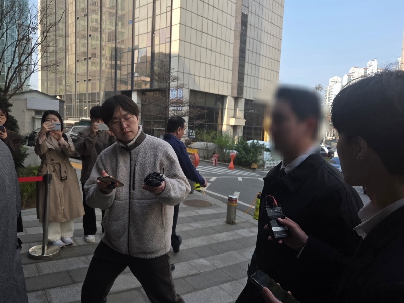 ▲ 김병기 무소속 의원 차남 김모씨가 2일 오전 서울 마포구 서울경찰청사에 출석하고 있다. ⓒ뉴시스