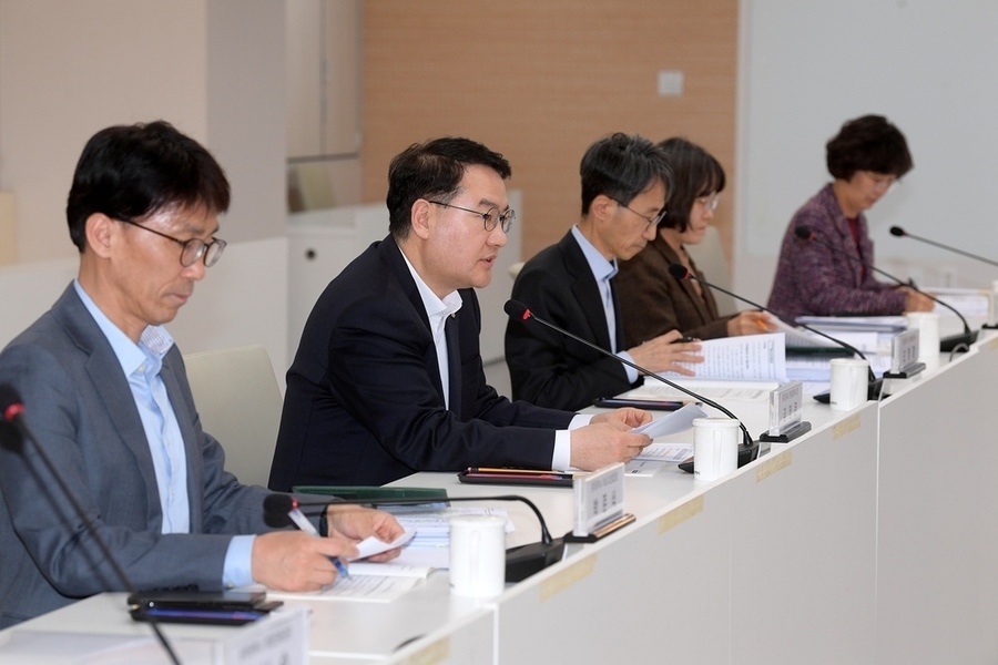 ▲ 김영문 광주광역시 문화경제부시장이 2일 오후 시청 중회의실에서 열린 '중동상황 관련 시·자치구 비상경제대응전담팀(TF) 회의'에 참석해 물가 안정, 유통질서 확립, 소상공인 및 수출입기업 지원, 취약계층 보호, 대중교통 이용 활성화, 공공부문 에너지 절감 등 분야별 대응방안을 집중 논의하고 있다.ⓒ광주광역시 제공