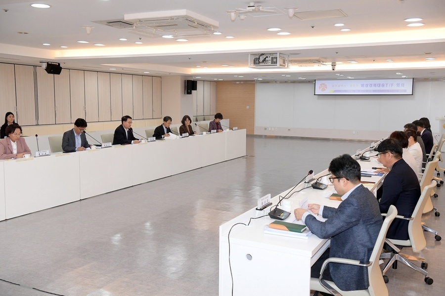 ▲ 김영문 광주광역시 문화경제부시장이 2일 오후 시청 중회의실에서 열린 '중동상황 관련 시·자치구 비상경제대응전담팀(TF) 회의'에 참석해 물가 안정, 유통질서 확립, 소상공인 및 수출입기업 지원, 취약계층 보호, 대중교통 이용 활성화, 공공부문 에너지 절감 등 분야별 대응방안을 집중 논의하고 있다.ⓒ광주광역시 제공