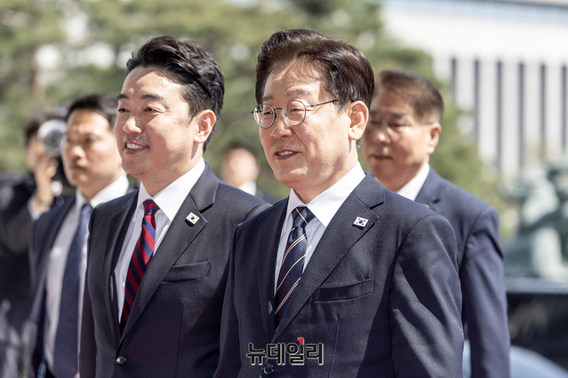 ▲ 이재명 대통령이 2일 오후 국회에서 중동 전쟁 대응 등을 위한 추가경정예산안과 관련해 시정연설을 하기 위해 본청으로 들어서고 있다. (사진=공동취재단) ⓒ이종현 기자