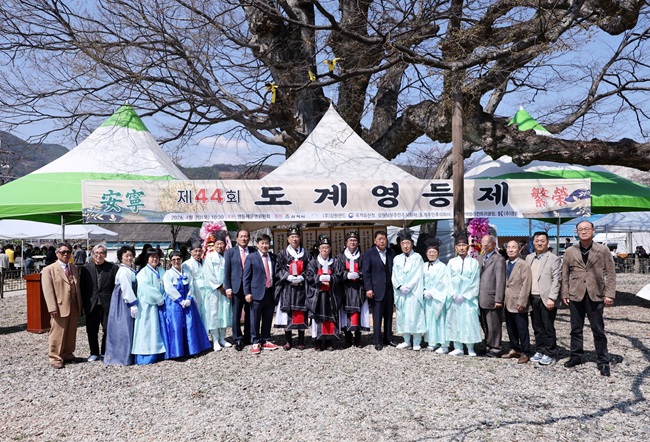 ▲ 강원 삼척시(시장 박상수)가 2일 마을의 풍요와 안녕, 애향심 고취, 지역발전 그리고 재해예방을 기원하는 도계 영등제를 삼척 도계리 긴잎느티나무 주변 광장에서 도계 영등제운영위원회(위원장 강용희) 주관으로 개최했다. ⓒ삼척시