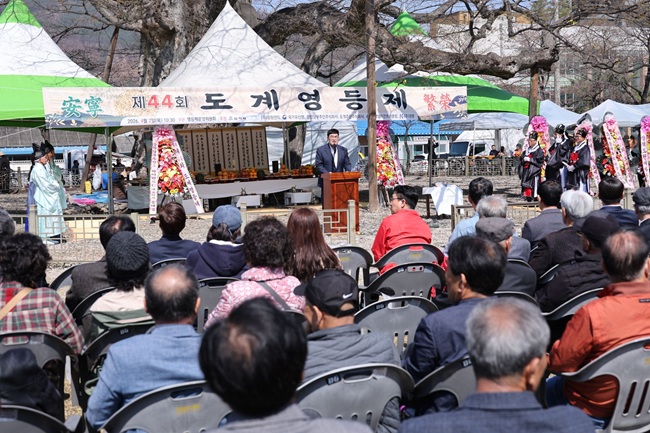 ▲ 강원 삼척시(시장 박상수)가 2일 마을의 풍요와 안녕, 애향심 고취, 지역발전 그리고 재해예방을 기원하는 도계 영등제를 삼척 도계리 긴잎느티나무 주변 광장에서 도계 영등제운영위원회(위원장 강용희) 주관으로 개최했다. ⓒ삼척시