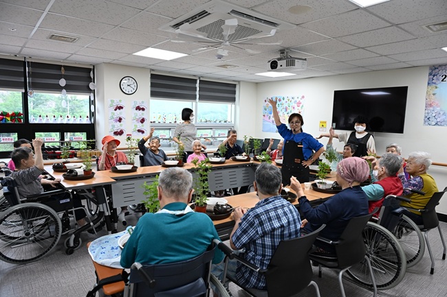 ▲ 복지 프로그램 지원 시설의 노인복지 프로그램 참여자. ⓒ강원랜드