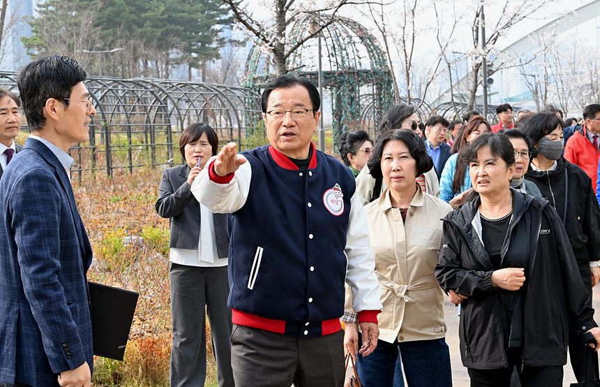 ▲ 1일 미사호수공원에서 이현재 하남시장이 망월천 인도교 설치 예정구역을 돌아보고 있다 ⓒ하남시 제공