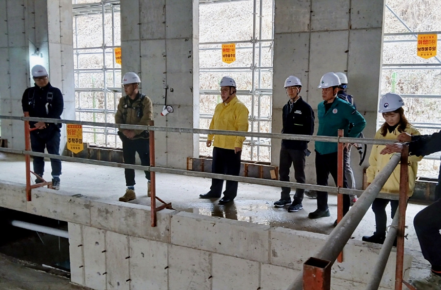 ▲ 지난 1일 원흥복합문화센터 건립공사 현장에서 산업재해 예방 합동점검 및 캠페인을 전개했다 ⓒ고양특례시 제공