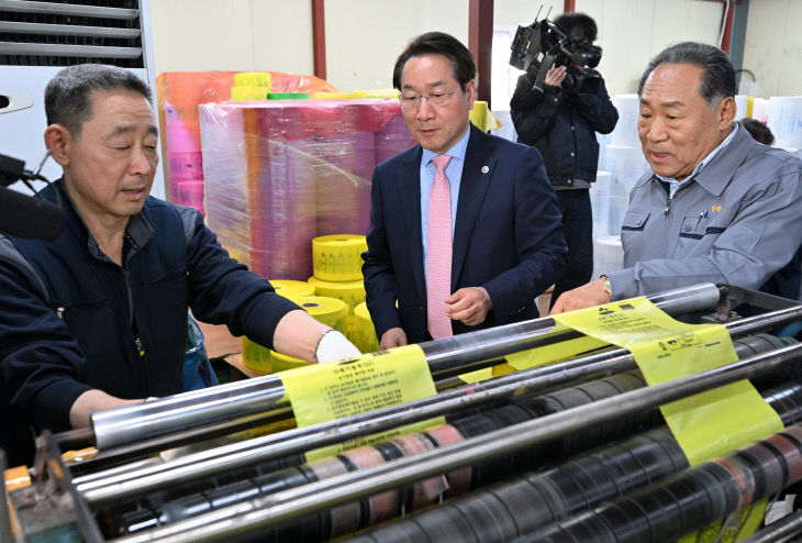 ▲ 유정복(가운데) 인천시장이 2일 미추홀구 종량제 봉투 제작업체에서 생산라인을 살펴보고 있다.ⓒ인천시 제공