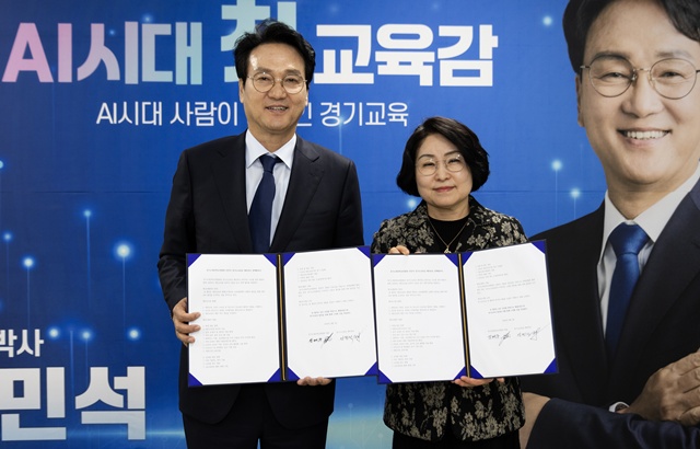 ▲ 안민석 경기도교육감 예비후보(왼쪽)가 2일 오후 캠프 사무소에서 장혜주 경기도대안학교연합회 대표와 정책협약 후 기념촬영을 하고 있다. ⓒ안민석 선거캠프 제공