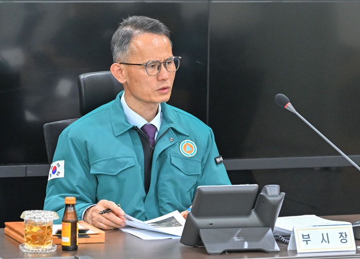 ▲ 송무경 공주시장 권한대행이 회의실에서 재해 복구 및 주요 현안 점검 회의를 주재하며 자료를 검토하고 있다.ⓒ공주시