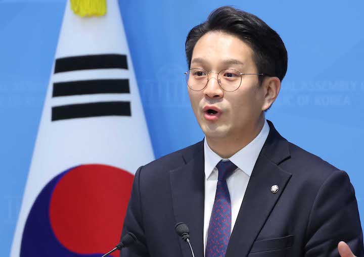 ▲ 전용기 더불어민주당 의원이 지난달 31일 오후 서울 여의도 국회 소통관에서 '쌍방울 대북송금 사건' 박상용 검사와 이화영 경기도 평화부지사 변호인과의 추가 녹취록 관련 기자회견을 하고 있다. ⓒ뉴시스