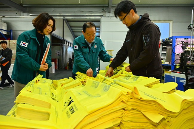 ▲ 이병선 속초시장이 관내 쓰레기종량제봉투 제작업체를 방문해 수급 상황과 생산 여건을 점검하고 공급 안정성 확보 방안을 논의했다. ⓒ속초시