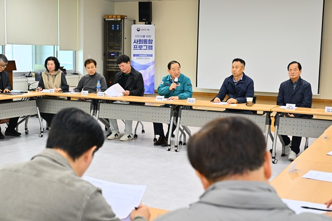 ▲ 이병선 속초시장이 지역 경제단체와 경기 상황에 대해 소통하고 있다. ⓒ속초시