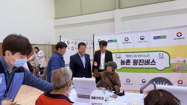 ▲ 강원농협이 2일 홍천 영귀미농협에서 대한의료봉사회와 함께 '농촌왕진버스'를 운영하고, 지역 주민 300여 명을 대상으로 양방진료와 치과진료, 시력검안 등 종합의료서비스를 제공했다. ⓒ강원농협