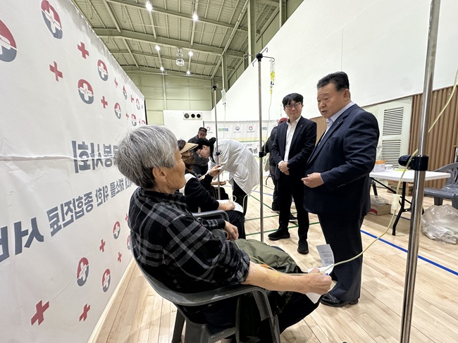 ▲ 강원농협이 2일 홍천 영귀미농협에서 대한의료봉사회와 함께 '농촌왕진버스'를 운영하고, 지역 주민 300여 명을 대상으로 양방진료와 치과진료, 시력검안 등 종합의료서비스를 제공했다. ⓒ강원농협