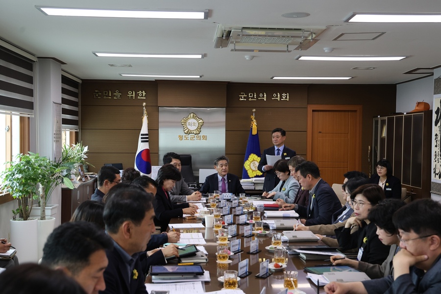 ▲ 청도군의회(의장 전종율)는 1일 의회에서 의원과 집행부 간부 공무원 등 30여 명이 참석한 가운데 의원 정례간담회를 열고 군정 주요 현안에 대해 논의했다.ⓒ청도군의회