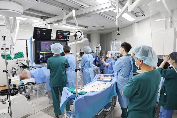 ▲ 박형섭 교수가 의료진 대상으로 방사선 제로 펄스장 절제술을 시연하는 모습.ⓒ동산병원