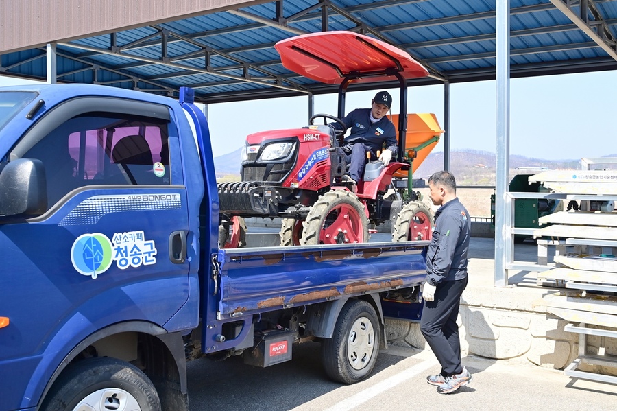 ▲ 청송군은 농촌 고령화에 따른 농기계 수령 및 반납의 어려움을 해소하고 농업인의 안전과 편의 증진을 위해 ‘임대농기계 운반서비스 사업’을 지난 3월부터 본격 시행하고 있다.ⓒ청송군