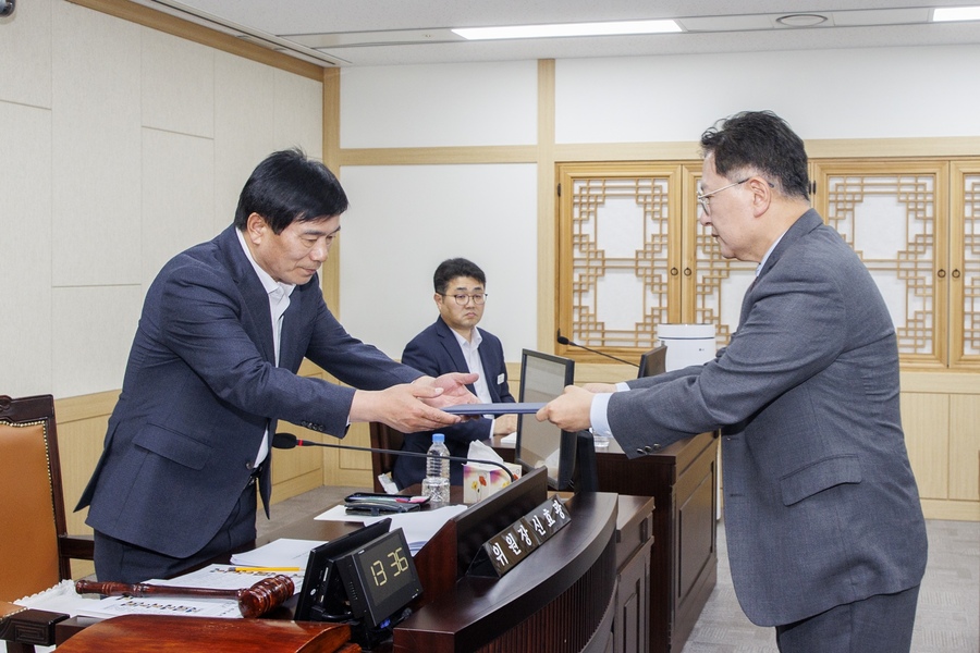 ▲ 경북도의회(의장 박성만)는 4월 1일 경상북도농식품유통교육진흥원장 후보자에 대한 인사청문회를 실시하고, 인사청문 경과보고서를 채택했다.ⓒ경북도의회