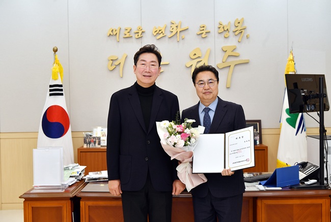 ▲ 원주시가 2일 시장 집무실에서 '2026 원주만두축제' 총감독 위촉식을 개최하고, 유병훈 총감독을 연임 위촉했다. ⓒ원주시