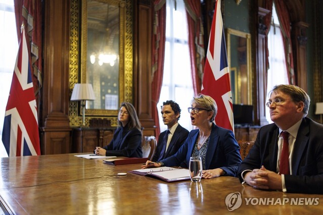 ▲ 화상회의 주재하는 쿠퍼 영국 외무장관(오른에서 두번째). 출처=EPAⓒ연합뉴스