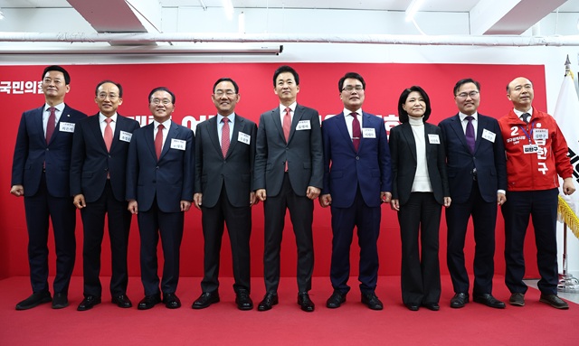 ▲ 국민의힘 대구시장 예비후보들 지난달 10일 서울 여의도 국민의힘 중앙당사에서 열린 지방선거 광역단체장 및 중앙당 관할 기초단체자 후보자 면접에서 기념 촬영하는 모습. 왼쪽부터 최은석 의원, 추경호 의원, 윤재옥 의원, 주호영 의원, 유영하 의원, 이재만 전 대구 동구청장, 이진숙 전 방송통신위원장, 홍석준 전 의원, 김한구 전 현대차 노조 대의원. ⓒ뉴시스