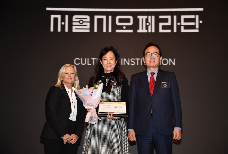 ▲ 왼쪽부터 Ellen Smyth 뉴욕페스티벌 회장, 박혜진 서울시오페라단장, 윤은기 뉴욕페스티벌 한국위원장.ⓒ세종문화회관