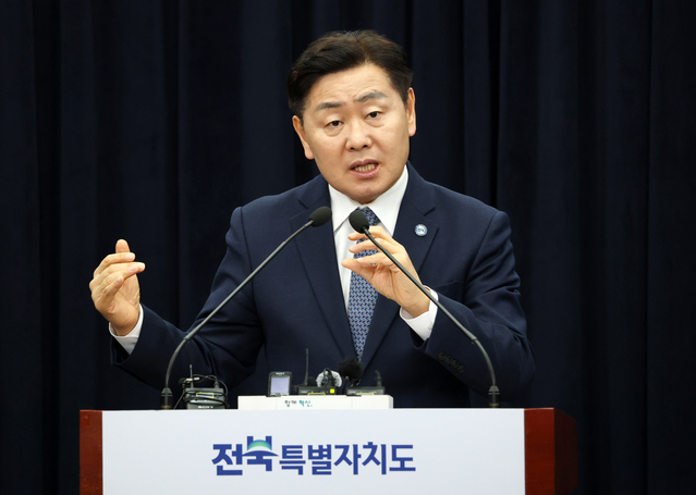 ▲ 김관영 전북특별자치도지사가 지난달 25일 전북 전주시 전북특별자치도청 기자회견장에서 조선산업과 관련한 기자회견을 열고 질의에 답변하는 모습. ⓒ뉴시스