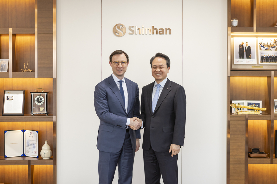 ▲ 신한금융그룹은 2일 오후 서울 중구 신한금융 본사에서 Visa 그룹 올리버 젠킨 사장 등 주요 경영진과 면담을 갖고 글로벌 사업 확대 및 미래 금융 분야 협력 방안을 논의했다고 3일 밝혔다. 이날 행사에 참석한(사진 왼쪽)올리버 젠킨 Visa 그룹 사장과 진옥동 신한금융그룹 회장이 기념촬영을 하고 있다. ⓒ신한금융