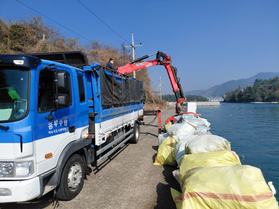 ▲ 여수시가 2026여수세계섬박람회를 대비해 도서지역 생활폐기물 관리체계를 강화하고 방치폐기물 정비에 나선다.ⓒ여수시 제공