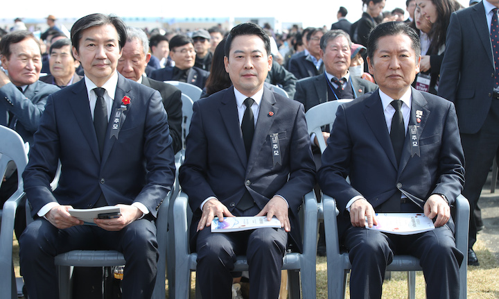 ▲ 3일 제주시 봉개동 제주4·3평화공원 제78주년 제주 4·3 희생자 추념식장에 정당 대표들이 자리에 앉아 있다. 왼쪽부터 조국 조국혁신당 대표, 장동혁 국민의힘 대표, 정청래 더불어민주당 대표. ⓒ뉴시스