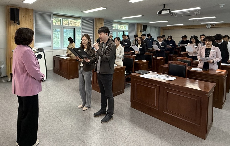 ▲ 청송교육지원청은 2일 본관 3층 대회의실에서 전 직원이 참석한 가운데 ‘청렴 및 적극행정 실천 서약식’을 개최하고 공정하고 투명한 업무 수행을 약속했다.ⓒ청송교육지원청