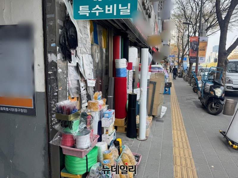 ▲ 3일 오전 방산시장 비닐 점포. ⓒ임찬웅 기자