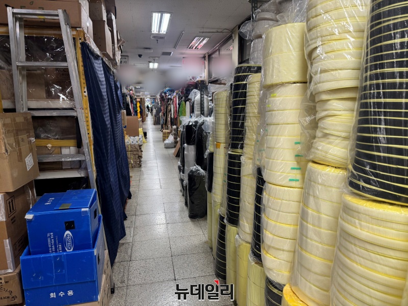 ▲ 3일 오전 방산시장 A동 상가 내 섬유·밴드가 적재된 점포. ⓒ임찬웅 기자